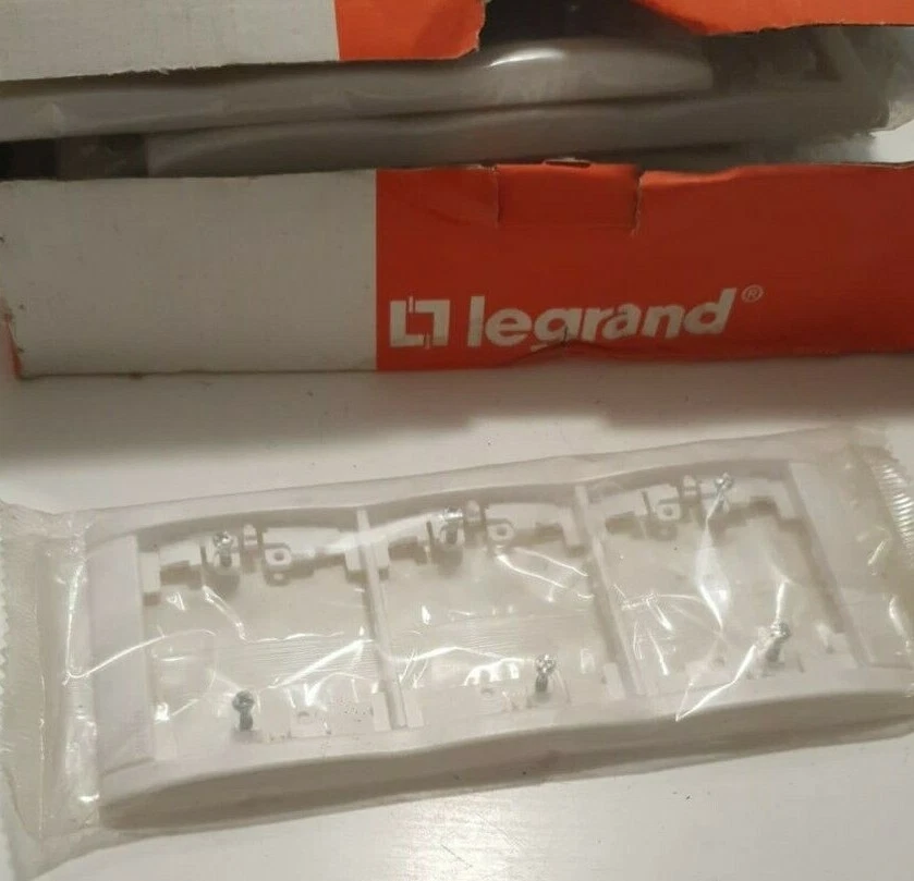 85002 LEGRAND, SAGANE plaque triple Verticale Opalis Blanc interrupteur prise - Photo 1/1