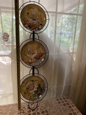 Винтажная коллекционная тарелка для салата MUD PIE Happy Chef Baker со стойкой для тарелок редкая - Изображение 1 из 4