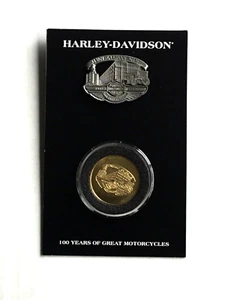 Harley-Davidson 100th Anniversary Pin und Münze Neu auf Karte - Bild 1 von 2