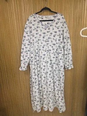 基本款女式 3XL 白色花卉长法兰绒长袖睡衣 100% 棉睡衣 — 第 1/4 张图片