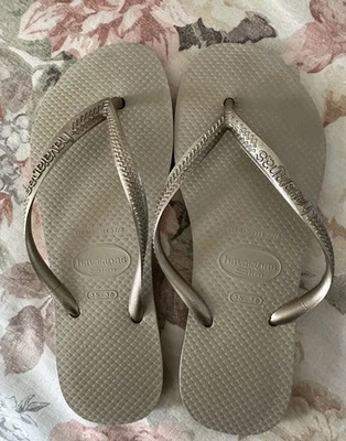 Sandalia Havaianas Dorada Chanclas Tanga Zapato 35/6 Mujer Usado Una Vez Foto 1 de 3
