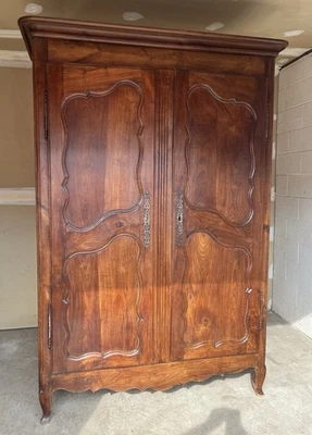 Armario francés del siglo XVIII estilo Luis XV nogal regencia Foto 1 de 4