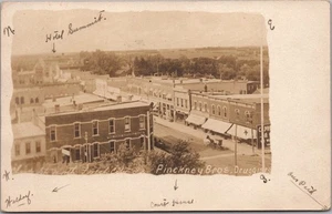 Foto postal 1908 Forest City, Iowa RPPC escena callejera / "First National Bank" - Imagen 1 de 2