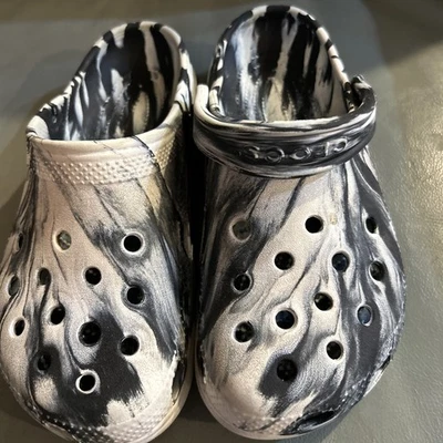 Zuecos Crocs Clásicos Mármol Blanco y Negro Sin Cordones Mules Mujer Talla 7 Hombre’s Talla 5 Foto 1 de 4