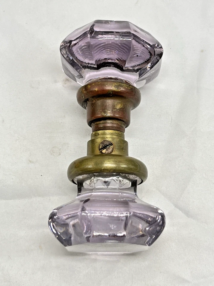 Juego de perillas de puerta vintage de vidrio amatista púrpura y latón Octaganol muy bonito Foto 1 de 4