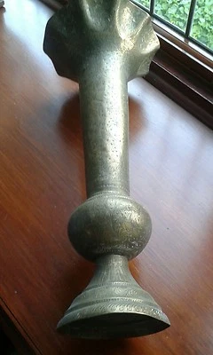 Gran jarrón de latón indio, ornamentado perseguido y con forma Foto 1 de 4