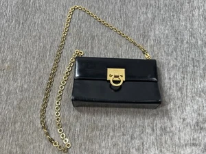 Borsa a tracolla Salvatore Ferragamo Gancini Gancio pelle saffiano nera catena 8" - Foto 1 di 18