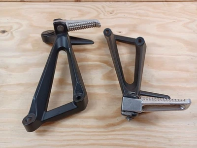 YAMAHA MT-03 2016-2023 PILLÓN ESTRIBERAS TRASERAS COLGADORES Foto 1 de 4