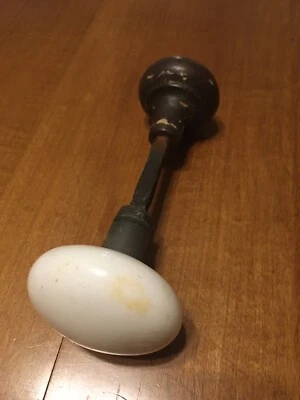 Manija antigua de perilla de puerta de armario de porcelana blanca maciza y latón bronce Foto 1 de 4