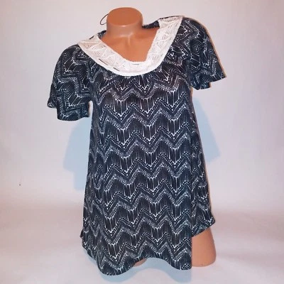 Blusa de mujer blanca ciervo pequeña negra blanca macramé manga corta Foto 1 de 4