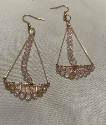 Pendientes de cuarzo rosa con forma de barco dorado hechos a mano Foto 1 de 3