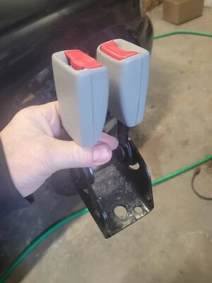 02-08 GMC Envoy Chevy Trailblazer Left Center Rear Seat double Belt Buckle Gray - Image 1 of 4