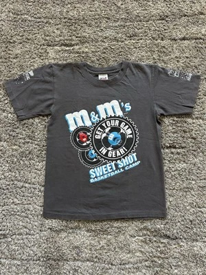 Camiseta De Colección M&M’s Sweet Shot Campamento de Baloncesto Patrocinador de Caramelos Niños Juvenil Grande Foto 1 de 4