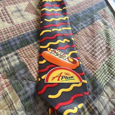 "Corbata de cajero A Plus Mini Mart para hombre Hot Dog tienda de conveniencia 58 X 3,75""" Foto 1 de 4