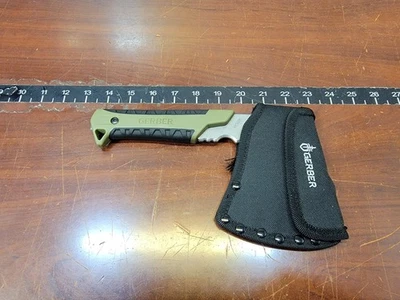 Hacha Gerber Pack - con funda, hacha de camping, verde salvia Foto 1 de 4