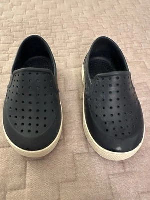 Zapatos sin cordones de goma para bebé/niño pequeño Gap Boy blancos y azules 5/6 Foto 1 de 3