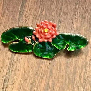 Spilla smaltata vintage Museum of Fine Art Lily Pad & fiore di loto firmata MFA - Foto 1 di 4