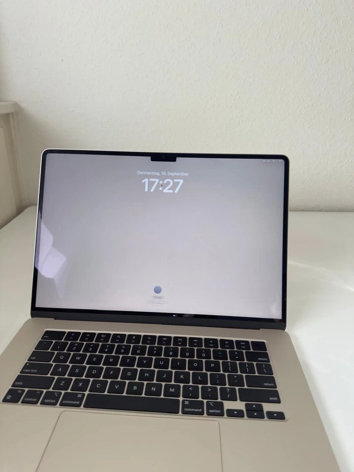 Apple MacBook 15,3 Zoll, M3  Prozessor, 8 GB RAM, 512 GB SSD - Bild 1 von 4
