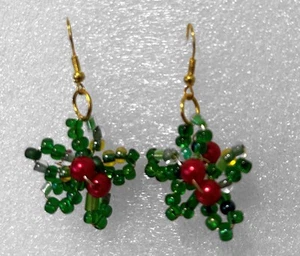 1,75."  Pendientes de cuentas colgantes de Navidad Poinsetta de Scrapditty Ditty ganchos de oro - Imagen 1 de 3