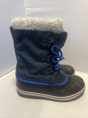 Bota de nailon Sorel Kids invierno Snow Yoot Pac en azul marino universitario/súper azul. Talla 5 Foto 1 de 4