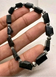 Pulsera de trozos de turmalina negra cruda 100 % naturales elástica hecha a mano - Imagen 1 de 5
