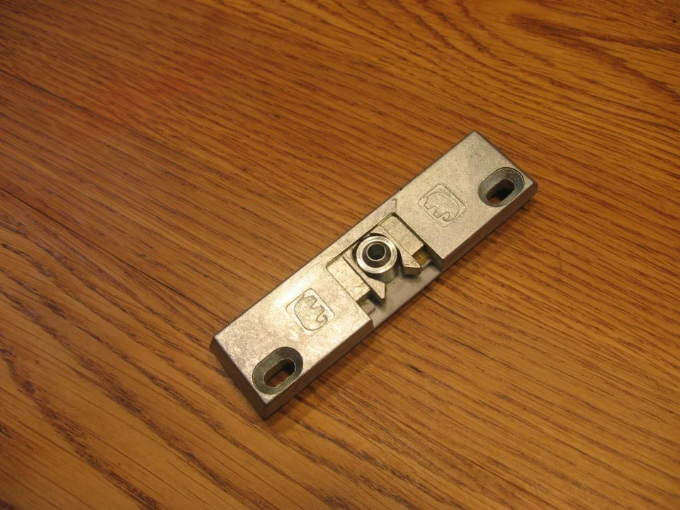 Siegenia 2860 Sicherheitsschließblech mit Schrauben