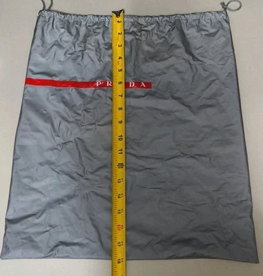 ¡Bolsa de almacenamiento de polvo de vinilo Prada gris plateado con cordón con logotipo rojo!  Foto 1 de 4