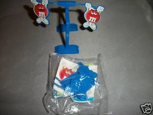 M&M 2 M&Ms on BALANCE BAR Blue Balancing Toy FRENCH Pocket Surprise M&M's 1998 - Picture 1 of 2