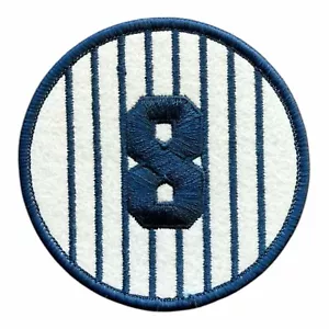 YOGI BERRA DILL DICKEY RITIRATO NUMERO 8 SPORT FERRO RICAMATO SU TOPPA 3" - Foto 1 di 1