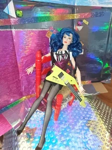 NUEVO Integrity Toys Jem and the Holograms Misfits Stormer Phillips con soporte - Imagen 1 de 15
