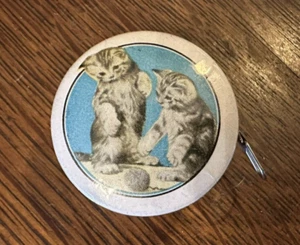 Vintage Antik Werbung Nähen Maßband mit Kätzchen spielen mit Garn - Bild 1 von 5