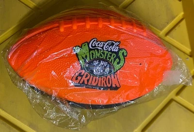 Bola de futebol laranja Coca Cola Monsters of the Gridiron nova no pacote nova na embalagem rara! - Imagem 1 de 2