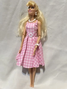 Barbie The Movie Margot Robbie Puppe mit rosa Gingham Kleid und Schmuck - Bild 1 von 4