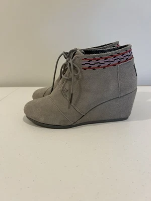 Botines de cuña TOMS Desert para mujer 8 grises de gamuza con cordones plantilla de cuero Foto 1 de 4