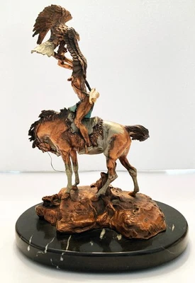 ЛЕГЕНДЫ МАЙКЛ БОЙЕТТ «Он охотится с орлом» LE 104/950 подписанная скульптура - Изображение 1 из 4