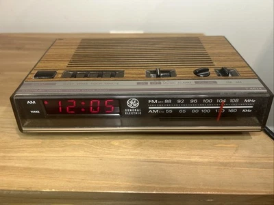 Vintage GE General Electric 7-4624B FM/AM Digital Alarm Clock Radio WORKS! - Image 1 of 4