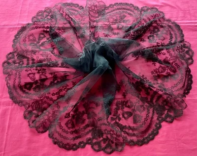 Ancien bas de robe en dentelle type Chantilly noire + soie, D. 2 x 98 cm x 40 cm - Photo 1/4