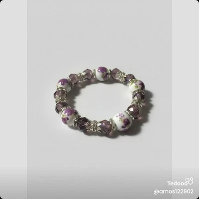 Pulsera elástica con cuentas de cerámica y vidrio floral morado Foto 1 de 2