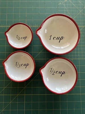 Tazas medidoras de anidación Mary Lake-Thompson rojas y blancas Foto 1 de 3