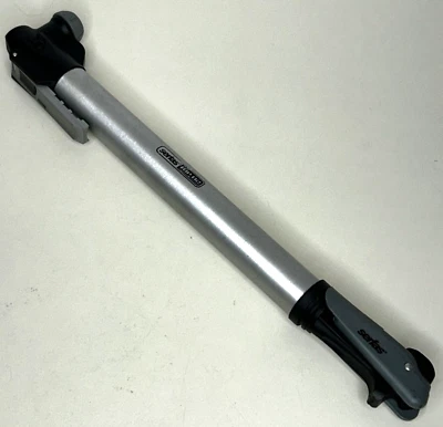 Bomba de aire portátil compacta para neumáticos de mano Serfas MP02 bicicleta delgada Foto 1 de 4