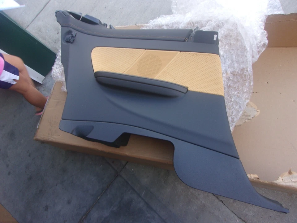 OEM GM Lower Quarter Trim 22838899 CADILLAC - Imagem 1 de 1