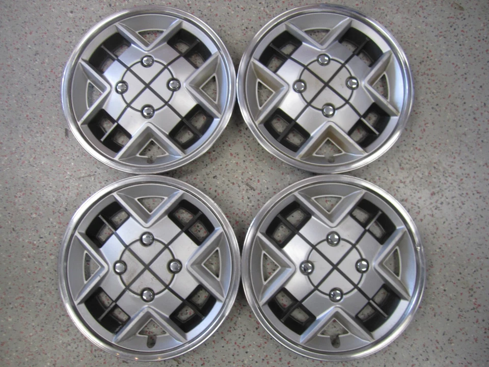 1979-1981 Toyota SUPRA 14» OEM крышки колес 715745-011 61042 - набор/4 - Изображение 1 из 4