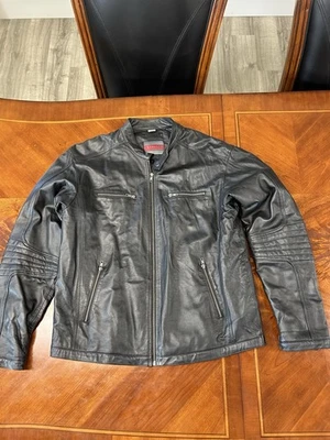 Excelente Chaqueta de Motocicleta de Cuero Colección Hombre Talla Grande Negra Bolsillos con Cremallera Foto 1 de 4