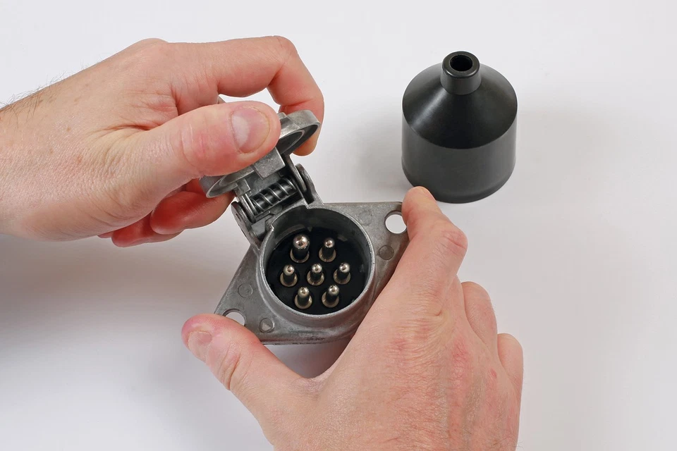 Connect 7 Pin 24 Volt Metal Socket 1pc 39952 - Image 1 of 1