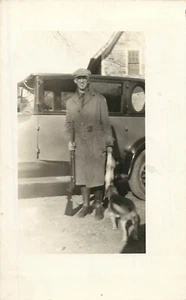 RPPC Postal Cazador Con Palanca Acción Rifle Perro Olfatea Conejo - Imagen 1 de 2