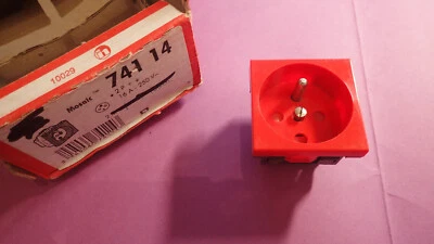 Legrand ANCIEN MOSAIC 74114 ou 741 14 - Prise de courant ROUGE à détrompage - Photo 1/3