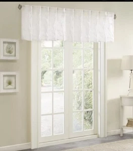 Cenefa de ventana ligera bordada transparente Madison Park 50" W x 18" L - Imagen 1 de 3