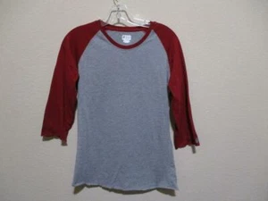 Camiseta deportiva unisex talla mediana gris con mangas 3/4 rojas - Imagen 1 de 3