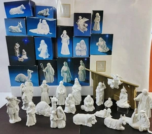 1980er 20-teiliges Avon weißes Biskuit Krippe Porzellan Figurenset & Krippe & Schachteln - Bild 1 von 24