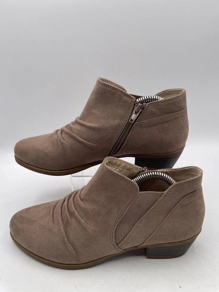 LifeStride Aurora 射击踝靴女式 7M 码蘑菇麂皮绒侧拉链 — 第 1/4 张图片